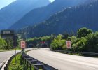 Sicherheitseinrichtungen in einem Straßentunnel