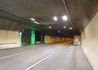 Sicherheitseinrichtungen in einem Straßentunnel