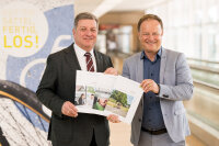 Staatsminister Christian Bernreiter (links) und der AGFK-Vorsitzende, Landrat Robert Niedergesäß, präsentierten die neuen Leitfäden der Zentralstelle Radverkehr.