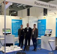 Messestand unter dem Motto „Radverkehr Bayern“, von links nach rechts Sarah Guttenberger (AGFK Bayern), Jörg Hölsch (StMWi), Hana Gundel (LBD)  © Landesbaudirektion Bayern