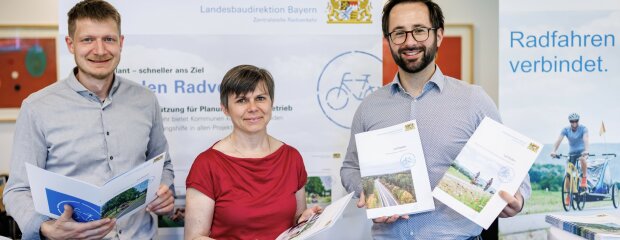 Präsentation der Radverkehrs-Leitfäden: Herr Zeuner, Frau Lösch und Herr Deuerling vom Referat Radverkehr Präsentation der Radverkehrs-Leitfäden: Herr Zeuner, Frau Lösch und Herr Deuerling vom Referat Radverkehr