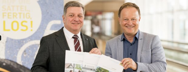 Staatsminister Christian Bernreiter (links) und der AGFK-Vorsitzende, Landrat Robert Niedergesäß, präsentierten die neuen Leitfäden der Zentralstelle Radverkehr. Staatsminister Christian Bernreiter (links) und der AGFK-Vorsitzende, Landrat Robert Niedergesäß, präsentierten die neuen Leitfäden der Zentralstelle Radverkehr.