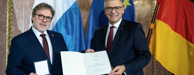 Staatsminister Dr. Florian Herrmann überreicht Roman Beer die Medaille Staatsminister Dr. Florian Herrmann überreicht Roman Beer die Medaille